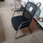 LOTE 495 - 01 CADEIRA DE ESCRITÓRIO. (NO ESTADO EM QUE SE ENCONTRA. SUJEITO A AVARIAS OCULTAS/VISÍVEIS.)