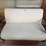 LOTE 542 - 01 SOFÁ DE 02 LUGARES. (LOVESEAT) (NO ESTADO EM QUE SE ENCONTRA. SUJEITO A AVARIAS OCULTAS/VISÍVEIS.)