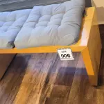 LOTE 006 - 01 BANCO EM MADEIRA COM 02 ACENTOS ESTOFADOS.  (NO ESTADO) ATENÇÃO! FAZER A VISITAÇÃO ANTES DE ARREMATAR, NÃO SABEMOS SE FUNCIONA. LEILÃO NÃO TEM GARANTIA E NEM DEVOLUÇÃO, SUJEITO A POSSÍVEIS AVARIAS VISÍVEIS/OCULTAS E/OU AUSÊNCIA DE COMPONENTES.