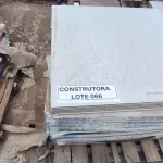LOTE 066 - APROXIMADAMENTE 45,36 M² PIETRA DI FIRENZE OFF WHITE 90X90CM NAT RET – PORTOBELLO. (NO ESTADO EM QUE SE ENCONTRA. SUJEITO A AVARIAS OCULTAS/VISÍVEIS.)