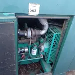LOTE 563 - 01 GERADOR 60KVA MOTOR CUMMINS 4 CILINDROS DIESEL. (NO ESTADO EM QUE SE ENCONTRA. SUJEITO A AVARIAS OCULTAS/VISÍVEIS.) AV9678G