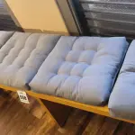 LOTE 008 - 01 BANCO EM MADEIRA COM 03 ACENTOS ESTOFADOS.  (NO ESTADO) ATENÇÃO! FAZER A VISITAÇÃO ANTES DE ARREMATAR, NÃO SABEMOS SE FUNCIONA. LEILÃO NÃO TEM GARANTIA E NEM DEVOLUÇÃO, SUJEITO A POSSÍVEIS AVARIAS VISÍVEIS/OCULTAS E/OU AUSÊNCIA DE COMPONENTES.