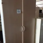 LOTE 155 - 01 ARMÁRIO BAIXO EM MADEIRA 02 PORTAS. (NO ESTADO EM QUE SE ENCONTRA. SUJEITO A AVARIAS OCULTAS/VISÍVEIS.)