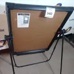 LOTE 540 - 01 QUADRO BRANCO. (NO ESTADO EM QUE SE ENCONTRA. SUJEITO A AVARIAS OCULTAS/VISÍVEIS.)