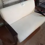 LOTE 542 - 01 SOFÁ DE 02 LUGARES. (LOVESEAT) (NO ESTADO EM QUE SE ENCONTRA. SUJEITO A AVARIAS OCULTAS/VISÍVEIS.)