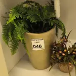 LOTE 046 -  02 PLANTAS DECORATIVAS. (NO ESTADO) ATENÇÃO! FAZER A VISITAÇÃO ANTES DE ARREMATAR, NÃO SABEMOS SE FUNCIONA. LEILÃO NÃO TEM GARANTIA E NEM DEVOLUÇÃO, SUJEITO A POSSÍVEIS AVARIAS VISÍVEIS/OCULTAS E/OU AUSÊNCIA DE COMPONENTES.