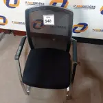 LOTE 548 - 01 CADEIRA DE ESCRITÓRIO. (NO ESTADO EM QUE SE ENCONTRA. SUJEITO A AVARIAS OCULTAS/VISÍVEIS.)