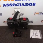LOTE 036 - 01 MINI MOTOSSERRA ELÉTRICA A BATERIA.  (NO ESTADO) ATENÇÃO! FAZER A VISITAÇÃO ANTES DE ARREMATAR, NÃO SABEMOS SE FUNCIONA. LEILÃO NÃO TEM GARANTIA E NEM DEVOLUÇÃO, SUJEITO A POSSÍVEIS AVARIAS VISÍVEIS/OCULTAS E/OU AUSÊNCIA DE COMPONENTES.