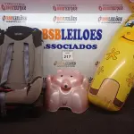LOTE 217 - 01 CADEIRA P/TRANSPORTE INFANTIL MARCA INFANTE, 01 BRINQUEDO INFLÁVEL E 01 TRONINHO. (NO ESTADO) ATENÇÃO! FAZER A VISITAÇÃO ANTES DE ARREMATAR, NÃO SABEMOS SE FUNCIONA. LEILÃO NÃO TEM GARANTIA E NEM DEVOLUÇÃO, SUJEITO A POSSÍVEIS AVARIAS VISÍVEIS/OCULTAS E/OU AUSÊNCIA DE COMPONENTES.
