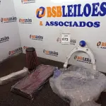 LOTE 073 - 01 LOTE COM FILTRO AR PORSCHE CAYENNE 4.8 V8/2009ATE 2012, FILTRO DE AR PORSCHE BOXER 2.73.48 E -0666, ESTABILIZADOR DA PORSCHE SWAY ANTI ROLL BAR E BANDEJA SUPERIORES DIANTEIRO 2012-2018 PORSCHE CAYENNE. (NO ESTADO) ATENÇÃO! FAZER A VISITAÇÃO ANTES DE ARREMATAR, NÃO SABEMOS SE FUNCIONA. LEILÃO NÃO TEM GARANTIA E NEM DEVOLUÇÃO, SUJEITO A POSSÍVEIS AVARIAS VISÍVEIS/OCULTAS E/OU AUSÊNCIA DE COMPONENTES.