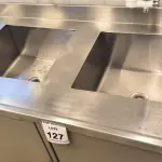 LOTE 127 - 01 PIA 2 CUBAS EM INOX COM ARMÁRIO. (NO ESTADO) ATENÇÃO! FAZER A VISITAÇÃO ANTES DE ARREMATAR, NÃO SABEMOS SE FUNCIONA. LEILÃO NÃO TEM GARANTIA E NEM DEVOLUÇÃO, SUJEITO A POSSÍVEIS AVARIAS VISÍVEIS/OCULTAS E/OU AUSÊNCIA DE COMPONENTES.