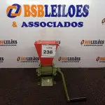 LOTE 236 - 01 DESCASCADOR DE CAFÉ MARCA BOTINI.  (NO ESTADO) ATENÇÃO! FAZER A VISITAÇÃO ANTES DE ARREMATAR, NÃO SABEMOS SE FUNCIONA. LEILÃO NÃO TEM GARANTIA E NEM DEVOLUÇÃO, SUJEITO A POSSÍVEIS AVARIAS VISÍVEIS/OCULTAS E/OU AUSÊNCIA DE COMPONENTES.