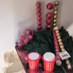 LOTE 195 - 01 ÁRVORE DE NATAL PEQUENA E ENFEITES.  (NO ESTADO) ATENÇÃO! FAZER A VISITAÇÃO ANTES DE ARREMATAR, NÃO SABEMOS SE FUNCIONA. LEILÃO NÃO TEM GARANTIA E NEM DEVOLUÇÃO, SUJEITO A POSSÍVEIS AVARIAS VISÍVEIS/OCULTAS E/OU AUSÊNCIA DE COMPONENTES.