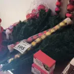 LOTE 195 - 01 ÁRVORE DE NATAL PEQUENA E ENFEITES.  (NO ESTADO) ATENÇÃO! FAZER A VISITAÇÃO ANTES DE ARREMATAR, NÃO SABEMOS SE FUNCIONA. LEILÃO NÃO TEM GARANTIA E NEM DEVOLUÇÃO, SUJEITO A POSSÍVEIS AVARIAS VISÍVEIS/OCULTAS E/OU AUSÊNCIA DE COMPONENTES.