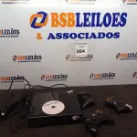 LOTE 064 - 01 CONSOLE XBOX 360 COM CONTROLE E FONTE.  (NO ESTADO) ATENÇÃO! FAZER A VISITAÇÃO ANTES DE ARREMATAR, NÃO SABEMOS SE FUNCIONA. LEILÃO NÃO TEM GARANTIA E NEM DEVOLUÇÃO, SUJEITO A POSSÍVEIS AVARIAS VISÍVEIS/OCULTAS E/OU AUSÊNCIA DE COMPONENTES.
