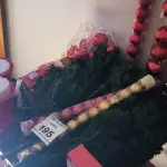 LOTE 195 - 01 ÁRVORE DE NATAL PEQUENA E ENFEITES.  (NO ESTADO) ATENÇÃO! FAZER A VISITAÇÃO ANTES DE ARREMATAR, NÃO SABEMOS SE FUNCIONA. LEILÃO NÃO TEM GARANTIA E NEM DEVOLUÇÃO, SUJEITO A POSSÍVEIS AVARIAS VISÍVEIS/OCULTAS E/OU AUSÊNCIA DE COMPONENTES.