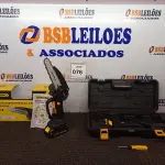 LOTE 076 - 01 MINI MOTOSSERRA ELÉTRICA 6” A BATERIA.  (NO ESTADO) ATENÇÃO! FAZER A VISITAÇÃO ANTES DE ARREMATAR, NÃO SABEMOS SE FUNCIONA. LEILÃO NÃO TEM GARANTIA E NEM DEVOLUÇÃO, SUJEITO A POSSÍVEIS AVARIAS VISÍVEIS/OCULTAS E/OU AUSÊNCIA DE COMPONENTES.