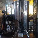LOTE 200 - 01 CAFETEIRA INDUSTRIAL EM INOX.  (NO ESTADO) ATENÇÃO! FAZER A VISITAÇÃO ANTES DE ARREMATAR, NÃO SABEMOS SE FUNCIONA. LEILÃO NÃO TEM GARANTIA E NEM DEVOLUÇÃO, SUJEITO A POSSÍVEIS AVARIAS VISÍVEIS/OCULTAS E/OU AUSÊNCIA DE COMPONENTES.
