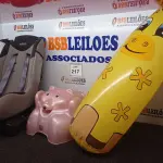 LOTE 217 - 01 CADEIRA P/TRANSPORTE INFANTIL MARCA INFANTE, 01 BRINQUEDO INFLÁVEL E 01 TRONINHO. (NO ESTADO) ATENÇÃO! FAZER A VISITAÇÃO ANTES DE ARREMATAR, NÃO SABEMOS SE FUNCIONA. LEILÃO NÃO TEM GARANTIA E NEM DEVOLUÇÃO, SUJEITO A POSSÍVEIS AVARIAS VISÍVEIS/OCULTAS E/OU AUSÊNCIA DE COMPONENTES.