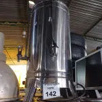 LOTE 142 - 01 CAFETEIRA INDUSTRIAL EM INOX.  (NO ESTADO) ATENÇÃO! FAZER A VISITAÇÃO ANTES DE ARREMATAR, NÃO SABEMOS SE FUNCIONA. LEILÃO NÃO TEM GARANTIA E NEM DEVOLUÇÃO, SUJEITO A POSSÍVEIS AVARIAS VISÍVEIS/OCULTAS E/OU AUSÊNCIA DE COMPONENTES.