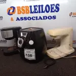 LOTE 136 - 01 BATEDEIRA, 01 CAFETEIRA E 01 AIR FRYER INCOMPLETOS. (NO ESTADO) ATENÇÃO! FAZER A VISITAÇÃO ANTES DE ARREMATAR, NÃO SABEMOS SE FUNCIONA. LEILÃO NÃO TEM GARANTIA E NEM DEVOLUÇÃO, SUJEITO A POSSÍVEIS AVARIAS VISÍVEIS/OCULTAS E/OU AUSÊNCIA DE COMPONENTES.