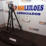 LOTE 176 - 01 TRIPÉ PARA CÂMERA TOMATE MTG-3016. (NO ESTADO) ATENÇÃO! FAZER A VISITAÇÃO ANTES DE ARREMATAR, NÃO SABEMOS SE FUNCIONA. LEILÃO NÃO TEM GARANTIA E NEM DEVOLUÇÃO, SUJEITO A POSSÍVEIS AVARIAS VISÍVEIS/OCULTAS E/OU AUSÊNCIA DE COMPONENTES.