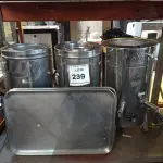 LOTE 239 - 03 CAFETEIRAS EM INOX E 03 BANDEJAS EM INOX.  (NO ESTADO) ATENÇÃO! FAZER A VISITAÇÃO ANTES DE ARREMATAR, NÃO SABEMOS SE FUNCIONA. LEILÃO NÃO TEM GARANTIA E NEM DEVOLUÇÃO, SUJEITO A POSSÍVEIS AVARIAS VISÍVEIS/OCULTAS E/OU AUSÊNCIA DE COMPONENTES.