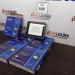 LOTE 198 - 05 REFLETORES DE LED AMBIENTES EXTERNOS 100W. (NOVO) (NO ESTADO) ATENÇÃO! FAZER A VISITAÇÃO ANTES DE ARREMATAR, NÃO SABEMOS SE FUNCIONA. LEILÃO NÃO TEM GARANTIA E NEM DEVOLUÇÃO, SUJEITO A POSSÍVEIS AVARIAS VISÍVEIS/OCULTAS E/OU AUSÊNCIA DE COMPONENTES.