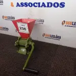 LOTE 236 - 01 DESCASCADOR DE CAFÉ MARCA BOTINI.  (NO ESTADO) ATENÇÃO! FAZER A VISITAÇÃO ANTES DE ARREMATAR, NÃO SABEMOS SE FUNCIONA. LEILÃO NÃO TEM GARANTIA E NEM DEVOLUÇÃO, SUJEITO A POSSÍVEIS AVARIAS VISÍVEIS/OCULTAS E/OU AUSÊNCIA DE COMPONENTES.