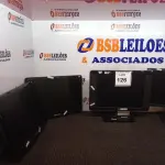 LOTE 126 - 05 MONITORES DIVERSOS PARA RETIRADAS DE PEÇAS.  (NO ESTADO) ATENÇÃO! FAZER A VISITAÇÃO ANTES DE ARREMATAR, NÃO SABEMOS SE FUNCIONA. LEILÃO NÃO TEM GARANTIA E NEM DEVOLUÇÃO, SUJEITO A POSSÍVEIS AVARIAS VISÍVEIS/OCULTAS E/OU AUSÊNCIA DE COMPONENTES.
