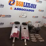 LOTE 071 - 01 LOTE COM ACABAMENTOS DE TANQUE CONSOLE HARLEY ELECTRA TOURING 08-13ORIG, KIT DE PASTILHAS DE FREIO HARLEY DAVISON 883 IRON 09-12ORIG, LANTERNA TRASEIRA DA MOTO HARLEY LED SPORTSTER 883 1200 HD DYNA E FAROL DAYMAKER MOTO LED ANGEL EYES PRETO HARLEY CUSTOM CAFÉ. (NO ESTADO) ATENÇÃO! FAZER A VISITAÇÃO ANTES DE ARREMATAR, NÃO SABEMOS SE FUNCIONA. LEILÃO NÃO TEM GARANTIA E NEM DEVOLUÇÃO, SUJEITO A POSSÍVEIS AVARIAS VISÍVEIS/OCULTAS E/OU AUSÊNCIA DE COMPONENTES.