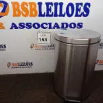 LOTE 153 - 01 LIXEIRA EM INOX COM PEDAL CAPACIDADE 12 L. (NOVA). (NO ESTADO) ATENÇÃO! FAZER A VISITAÇÃO ANTES DE ARREMATAR, NÃO SABEMOS SE FUNCIONA. LEILÃO NÃO TEM GARANTIA E NEM DEVOLUÇÃO, SUJEITO A POSSÍVEIS AVARIAS VISÍVEIS/OCULTAS E/OU AUSÊNCIA DE COMPONENTES.