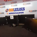LOTE 126 - 05 MONITORES DIVERSOS PARA RETIRADAS DE PEÇAS.  (NO ESTADO) ATENÇÃO! FAZER A VISITAÇÃO ANTES DE ARREMATAR, NÃO SABEMOS SE FUNCIONA. LEILÃO NÃO TEM GARANTIA E NEM DEVOLUÇÃO, SUJEITO A POSSÍVEIS AVARIAS VISÍVEIS/OCULTAS E/OU AUSÊNCIA DE COMPONENTES.