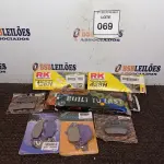 LOTE 069 - 01 LOTE COM JOGOS DE PASTILHA DE FREIO DIVERSAS E 02 CORRENTES DE MOTO YAMAHA FAZER 2008. (NO ESTADO) ATENÇÃO! FAZER A VISITAÇÃO ANTES DE ARREMATAR, NÃO SABEMOS SE FUNCIONA. LEILÃO NÃO TEM GARANTIA E NEM DEVOLUÇÃO, SUJEITO A POSSÍVEIS AVARIAS VISÍVEIS/OCULTAS E/OU AUSÊNCIA DE COMPONENTES.