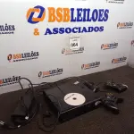 LOTE 064 - 01 CONSOLE XBOX 360 COM CONTROLE E FONTE.  (NO ESTADO) ATENÇÃO! FAZER A VISITAÇÃO ANTES DE ARREMATAR, NÃO SABEMOS SE FUNCIONA. LEILÃO NÃO TEM GARANTIA E NEM DEVOLUÇÃO, SUJEITO A POSSÍVEIS AVARIAS VISÍVEIS/OCULTAS E/OU AUSÊNCIA DE COMPONENTES.