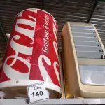 LOTE 140 - 01 COOLER DA COCA COLA E 02 CLIMATIZADORES. (NO ESTADO) ATENÇÃO! FAZER A VISITAÇÃO ANTES DE ARREMATAR, NÃO SABEMOS SE FUNCIONA. LEILÃO NÃO TEM GARANTIA E NEM DEVOLUÇÃO, SUJEITO A POSSÍVEIS AVARIAS VISÍVEIS/OCULTAS E/OU AUSÊNCIA DE COMPONENTES.