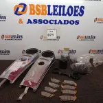 LOTE 071 - 01 LOTE COM ACABAMENTOS DE TANQUE CONSOLE HARLEY ELECTRA TOURING 08-13ORIG, KIT DE PASTILHAS DE FREIO HARLEY DAVISON 883 IRON 09-12ORIG, LANTERNA TRASEIRA DA MOTO HARLEY LED SPORTSTER 883 1200 HD DYNA E FAROL DAYMAKER MOTO LED ANGEL EYES PRETO HARLEY CUSTOM CAFÉ. (NO ESTADO) ATENÇÃO! FAZER A VISITAÇÃO ANTES DE ARREMATAR, NÃO SABEMOS SE FUNCIONA. LEILÃO NÃO TEM GARANTIA E NEM DEVOLUÇÃO, SUJEITO A POSSÍVEIS AVARIAS VISÍVEIS/OCULTAS E/OU AUSÊNCIA DE COMPONENTES.