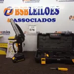 LOTE 076 - 01 MINI MOTOSSERRA ELÉTRICA 6” A BATERIA.  (NO ESTADO) ATENÇÃO! FAZER A VISITAÇÃO ANTES DE ARREMATAR, NÃO SABEMOS SE FUNCIONA. LEILÃO NÃO TEM GARANTIA E NEM DEVOLUÇÃO, SUJEITO A POSSÍVEIS AVARIAS VISÍVEIS/OCULTAS E/OU AUSÊNCIA DE COMPONENTES.