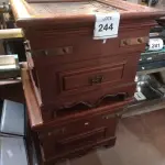 LOTE 244 - 02 MESAS PEQUENAS E QUADRADAS EM MADEIRA. (NO ESTADO) ATENÇÃO! FAZER A VISITAÇÃO ANTES DE ARREMATAR, NÃO SABEMOS SE FUNCIONA. LEILÃO NÃO TEM GARANTIA E NEM DEVOLUÇÃO, SUJEITO A POSSÍVEIS AVARIAS VISÍVEIS/OCULTAS E/OU AUSÊNCIA DE COMPONENTES.