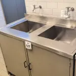 LOTE 127 - 01 PIA 2 CUBAS EM INOX COM ARMÁRIO. (NO ESTADO) ATENÇÃO! FAZER A VISITAÇÃO ANTES DE ARREMATAR, NÃO SABEMOS SE FUNCIONA. LEILÃO NÃO TEM GARANTIA E NEM DEVOLUÇÃO, SUJEITO A POSSÍVEIS AVARIAS VISÍVEIS/OCULTAS E/OU AUSÊNCIA DE COMPONENTES.