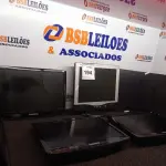 LOTE 194 - 06 MONITORES LCD MARCAS E MODELOS DIVERSOS. (NO ESTADO) ATENÇÃO! FAZER A VISITAÇÃO ANTES DE ARREMATAR, NÃO SABEMOS SE FUNCIONA. LEILÃO NÃO TEM GARANTIA E NEM DEVOLUÇÃO, SUJEITO A POSSÍVEIS AVARIAS VISÍVEIS/OCULTAS E/OU AUSÊNCIA DE COMPONENTES.