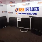 LOTE 248 - 05 MONITORES DIVERSOS. (NO ESTADO) ATENÇÃO! FAZER A VISITAÇÃO ANTES DE ARREMATAR, NÃO SABEMOS SE FUNCIONA. LEILÃO NÃO TEM GARANTIA E NEM DEVOLUÇÃO, SUJEITO A POSSÍVEIS AVARIAS VISÍVEIS/OCULTAS E/OU AUSÊNCIA DE COMPONENTES.