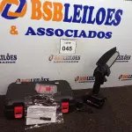 LOTE 045 - 01 MINI MOTOSSERRA ELÉTRICA A BATERIA.  (NO ESTADO) ATENÇÃO! FAZER A VISITAÇÃO ANTES DE ARREMATAR, NÃO SABEMOS SE FUNCIONA. LEILÃO NÃO TEM GARANTIA E NEM DEVOLUÇÃO, SUJEITO A POSSÍVEIS AVARIAS VISÍVEIS/OCULTAS E/OU AUSÊNCIA DE COMPONENTES.