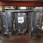 LOTE 239 - 03 CAFETEIRAS EM INOX E 03 BANDEJAS EM INOX.  (NO ESTADO) ATENÇÃO! FAZER A VISITAÇÃO ANTES DE ARREMATAR, NÃO SABEMOS SE FUNCIONA. LEILÃO NÃO TEM GARANTIA E NEM DEVOLUÇÃO, SUJEITO A POSSÍVEIS AVARIAS VISÍVEIS/OCULTAS E/OU AUSÊNCIA DE COMPONENTES.