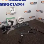 LOTE 107 - 01 ASPIRADOR DE PÓ PORTÁTIL, 01 SMART SOUND E 01 KIT DE FACAS.  (NO ESTADO) ATENÇÃO! FAZER A VISITAÇÃO ANTES DE ARREMATAR, NÃO SABEMOS SE FUNCIONA. LEILÃO NÃO TEM GARANTIA E NEM DEVOLUÇÃO, SUJEITO A POSSÍVEIS AVARIAS VISÍVEIS/OCULTAS E/OU AUSÊNCIA DE COMPONENTES.