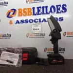 LOTE 045 - 01 MINI MOTOSSERRA ELÉTRICA A BATERIA.  (NO ESTADO) ATENÇÃO! FAZER A VISITAÇÃO ANTES DE ARREMATAR, NÃO SABEMOS SE FUNCIONA. LEILÃO NÃO TEM GARANTIA E NEM DEVOLUÇÃO, SUJEITO A POSSÍVEIS AVARIAS VISÍVEIS/OCULTAS E/OU AUSÊNCIA DE COMPONENTES.