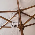 LOTE 198 - 01 OMBRELONE SEM BASE. (NO ESTADO) ATENÇÃO! FAZER A VISITAÇÃO ANTES DE ARREMATAR, NÃO SABEMOS SE FUNCIONA. LEILÃO NÃO TEM GARANTIA E NEM DEVOLUÇÃO, SUJEITO A POSSÍVEIS AVARIAS VISÍVEIS/OCULTAS E/OU AUSÊNCIA DE COMPONENTES.