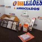 LOTE 047 - 01 LOTE COM SACOLAS PLÁSTICAS, EXTENSOR DE TORNEIRA, CARRILHO DE PORTA DE MOVIMENTO, SUPORTE PARA CELULAR, CAMPAINHA E 01 SAPATEIRA DESMONTADA.   (NO ESTADO) ATENÇÃO! FAZER A VISITAÇÃO ANTES DE ARREMATAR, NÃO SABEMOS SE FUNCIONA. LEILÃO NÃO TEM GARANTIA E NEM DEVOLUÇÃO, SUJEITO A POSSÍVEIS AVARIAS VISÍVEIS/OCULTAS E/OU AUSÊNCIA DE COMPONENTES.