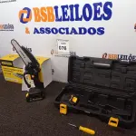 LOTE 076 - 01 MINI MOTOSSERRA ELÉTRICA 6” A BATERIA.  (NO ESTADO) ATENÇÃO! FAZER A VISITAÇÃO ANTES DE ARREMATAR, NÃO SABEMOS SE FUNCIONA. LEILÃO NÃO TEM GARANTIA E NEM DEVOLUÇÃO, SUJEITO A POSSÍVEIS AVARIAS VISÍVEIS/OCULTAS E/OU AUSÊNCIA DE COMPONENTES.