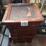 LOTE 244 - 02 MESAS PEQUENAS E QUADRADAS EM MADEIRA. (NO ESTADO) ATENÇÃO! FAZER A VISITAÇÃO ANTES DE ARREMATAR, NÃO SABEMOS SE FUNCIONA. LEILÃO NÃO TEM GARANTIA E NEM DEVOLUÇÃO, SUJEITO A POSSÍVEIS AVARIAS VISÍVEIS/OCULTAS E/OU AUSÊNCIA DE COMPONENTES.